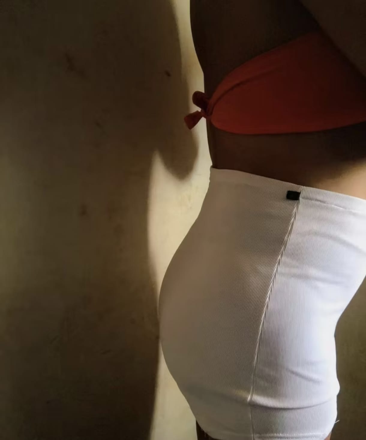 Detalhe da Calcinha Empina Bumbum sob a roupa mostrando o ajuste na região da cintura